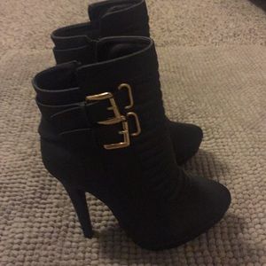 Black heeled boots
Gold trim size 5